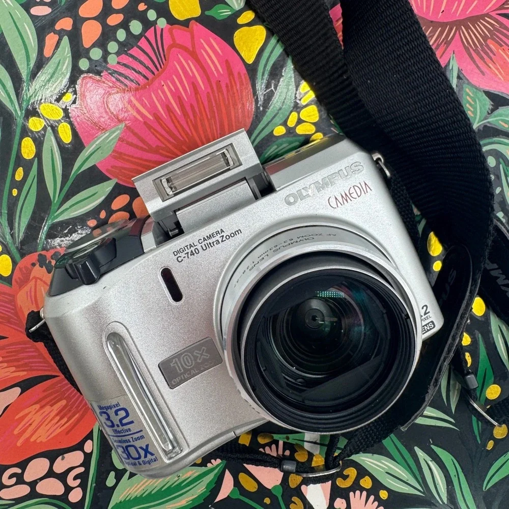 Olympus Camedia C-740 Ultra Zoom Digital Camera 3.2MP 10x Optical Silver Bundle